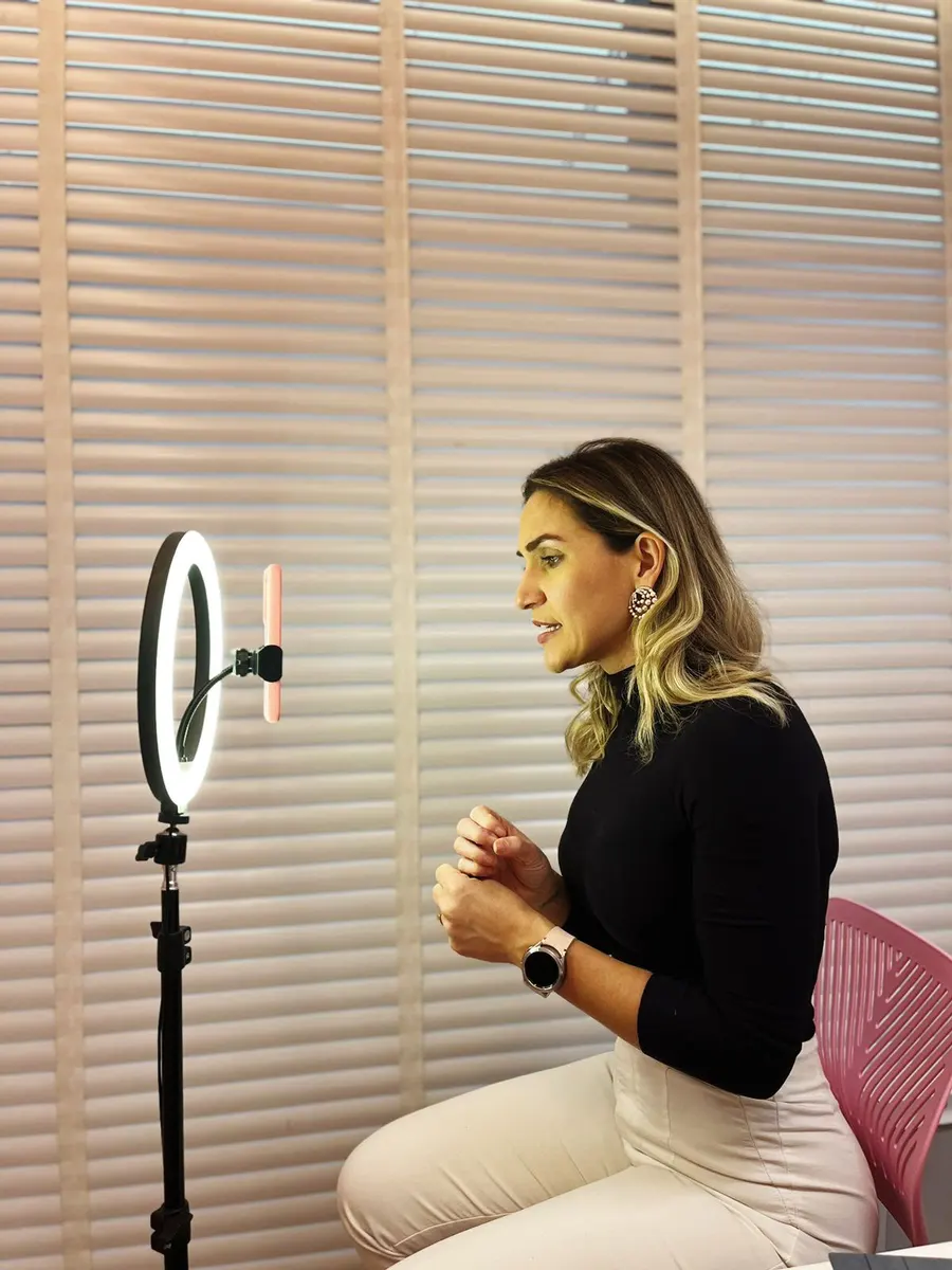 Priscila Pschiski, fisioterapeuta pélvica, gravando aula do curso Diástase em Casa